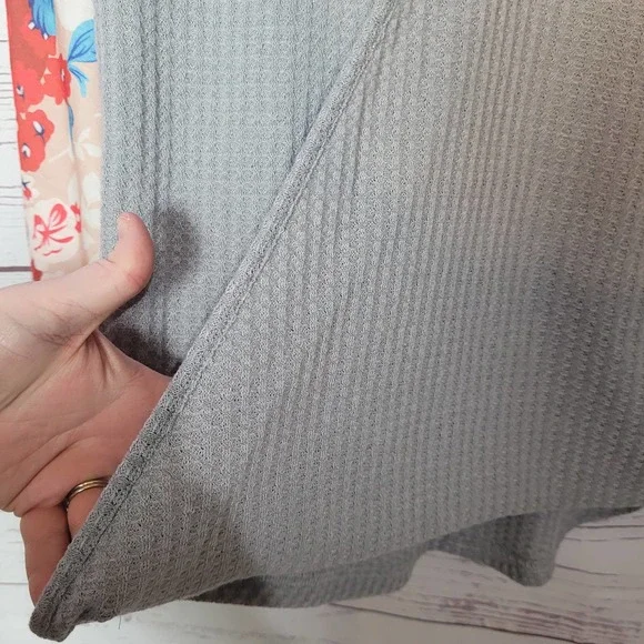 Boutique Gray Floral Sleeve Boho Waffle Knit V-Neck Pullover Sweater Woman Small - Picture 3 of 6